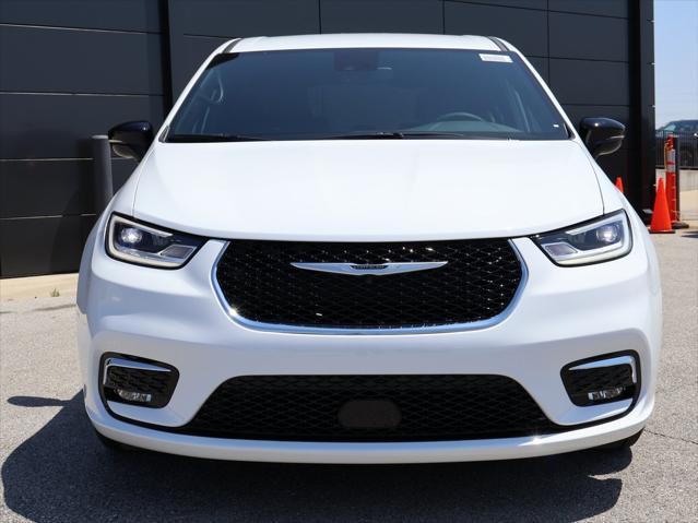new 2025 Chrysler Pacifica car, priced at $39,252