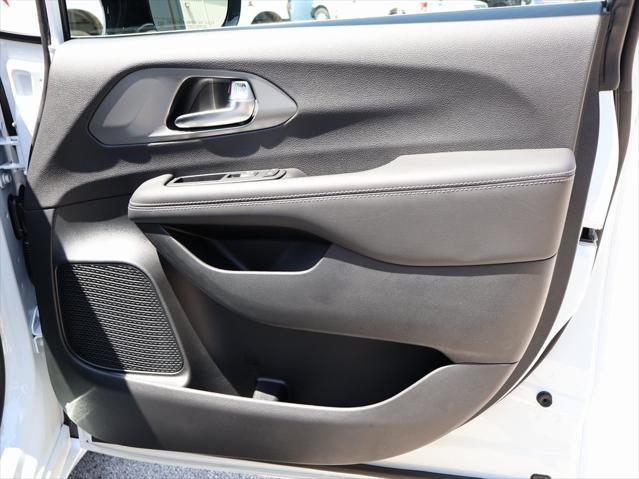 new 2025 Chrysler Pacifica car, priced at $39,252