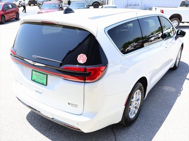 new 2025 Chrysler Pacifica car, priced at $39,252