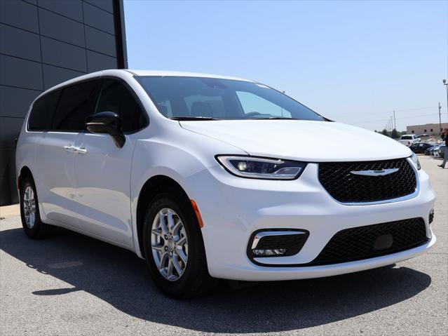 new 2025 Chrysler Pacifica car, priced at $39,252
