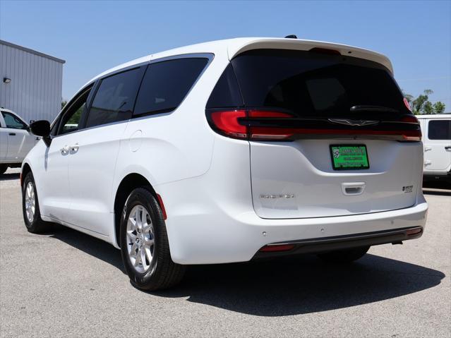 new 2025 Chrysler Pacifica car, priced at $39,252