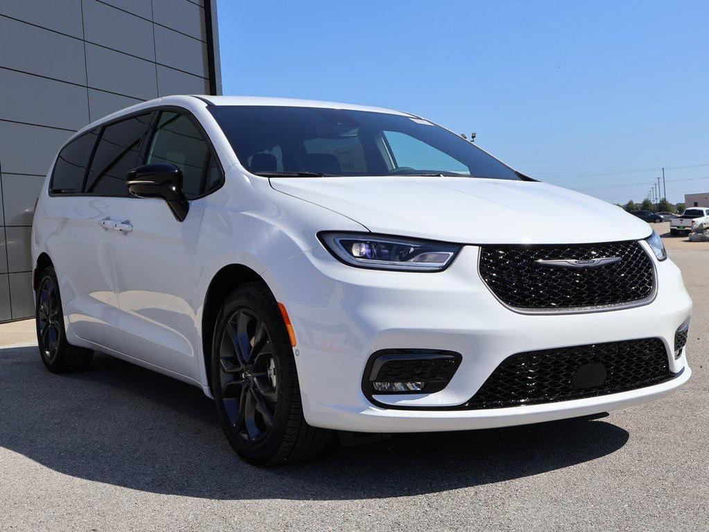 new 2026 Chrysler Pacifica car, priced at $44,815