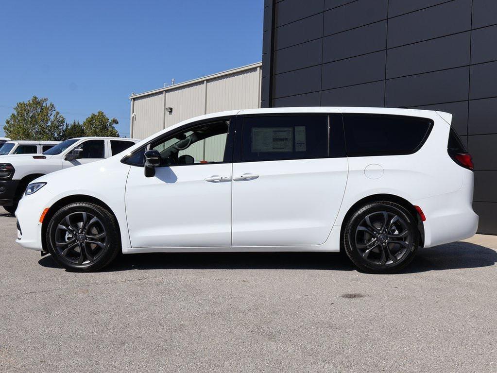 new 2026 Chrysler Pacifica car, priced at $44,815