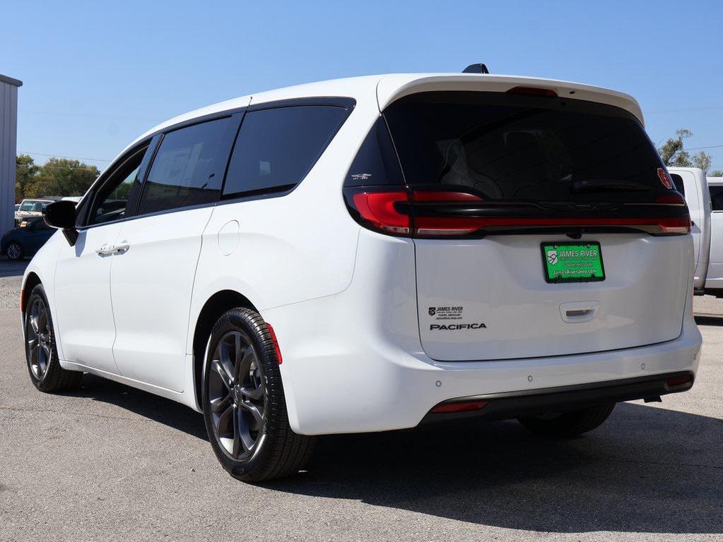 new 2026 Chrysler Pacifica car, priced at $44,815