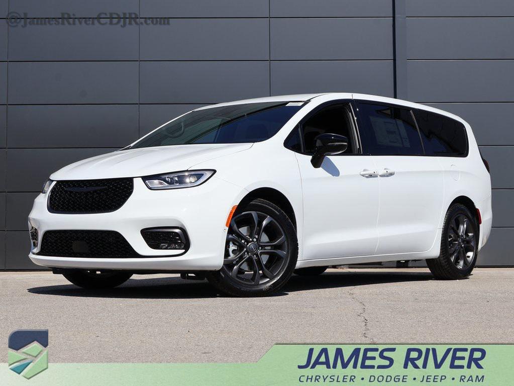 new 2026 Chrysler Pacifica car, priced at $44,815