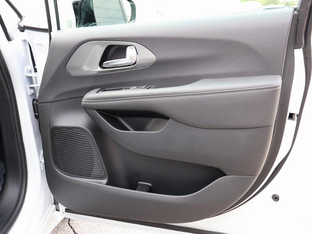new 2026 Chrysler Pacifica car, priced at $43,272