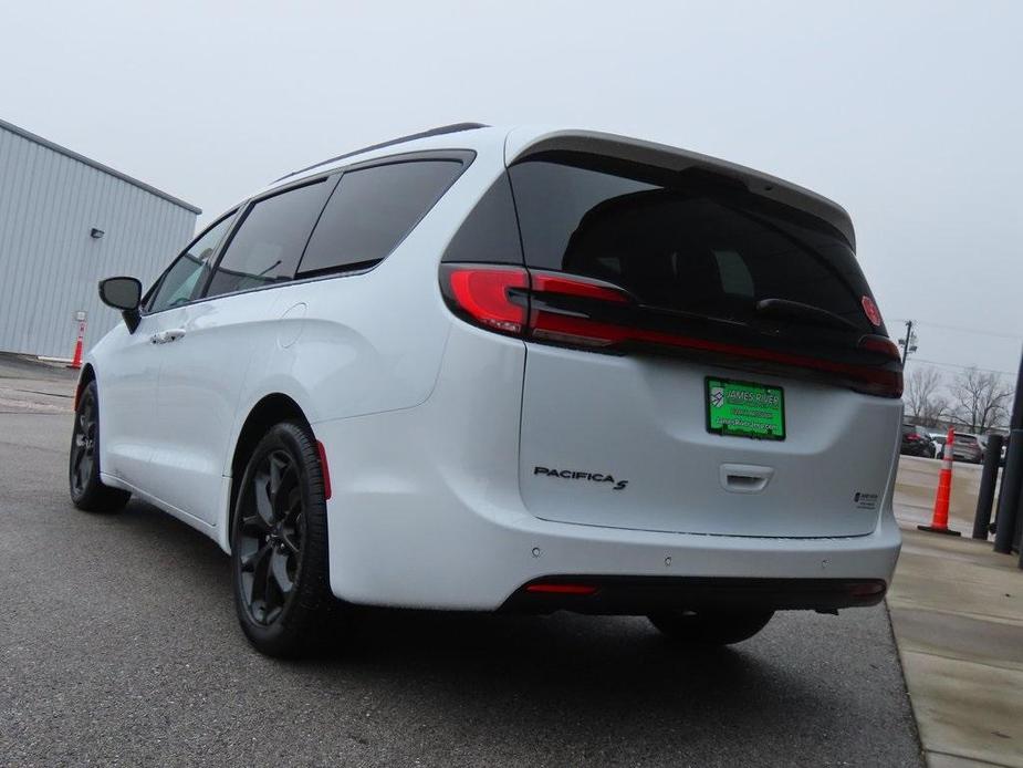 new 2024 Chrysler Pacifica car, priced at $44,685