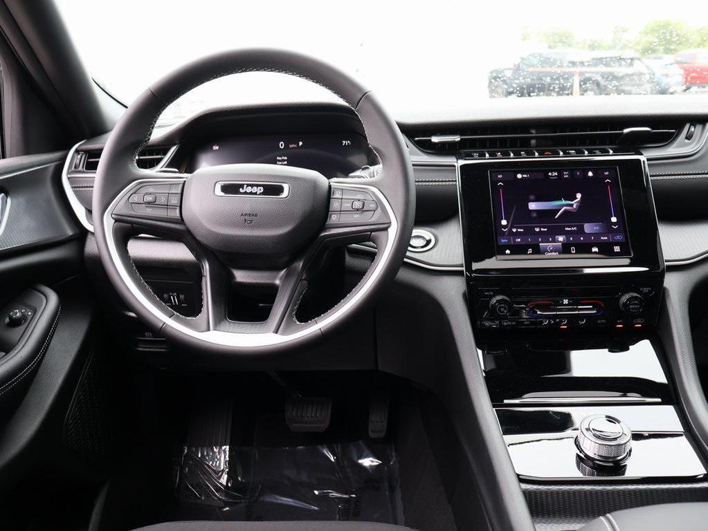 new 2025 Jeep Grand Cherokee car, priced at $34,811