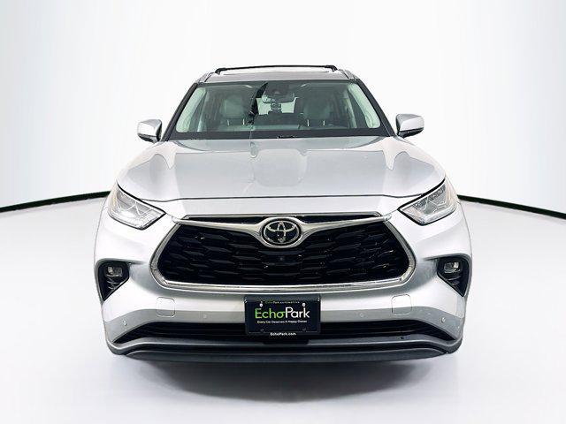 used 2022 Toyota Highlander car, priced at $37,499