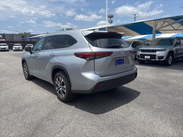 used 2022 Toyota Highlander car, priced at $31,500