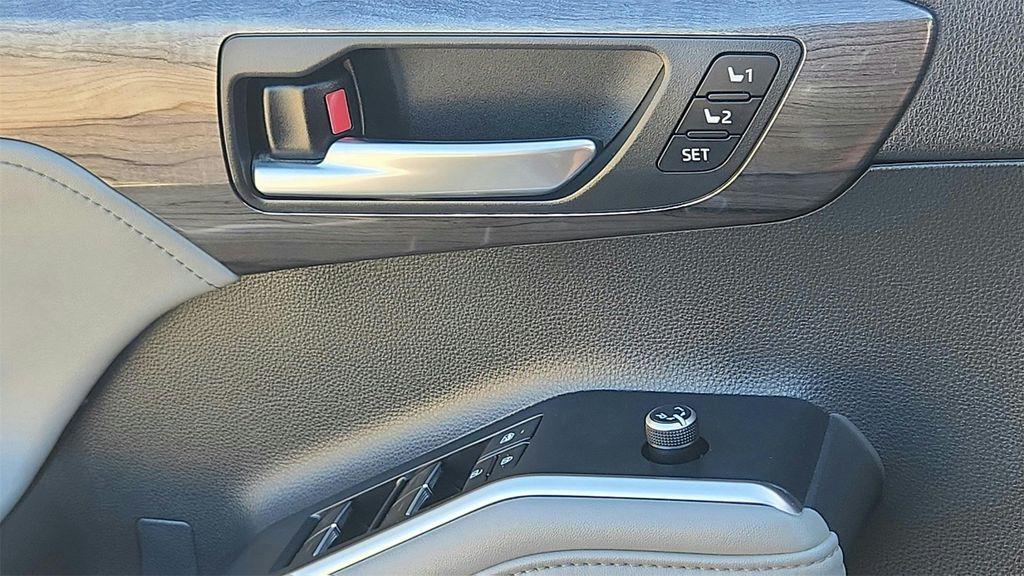 used 2022 Toyota Highlander Hybrid car, priced at $40,500