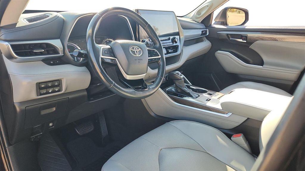 used 2022 Toyota Highlander Hybrid car, priced at $40,500