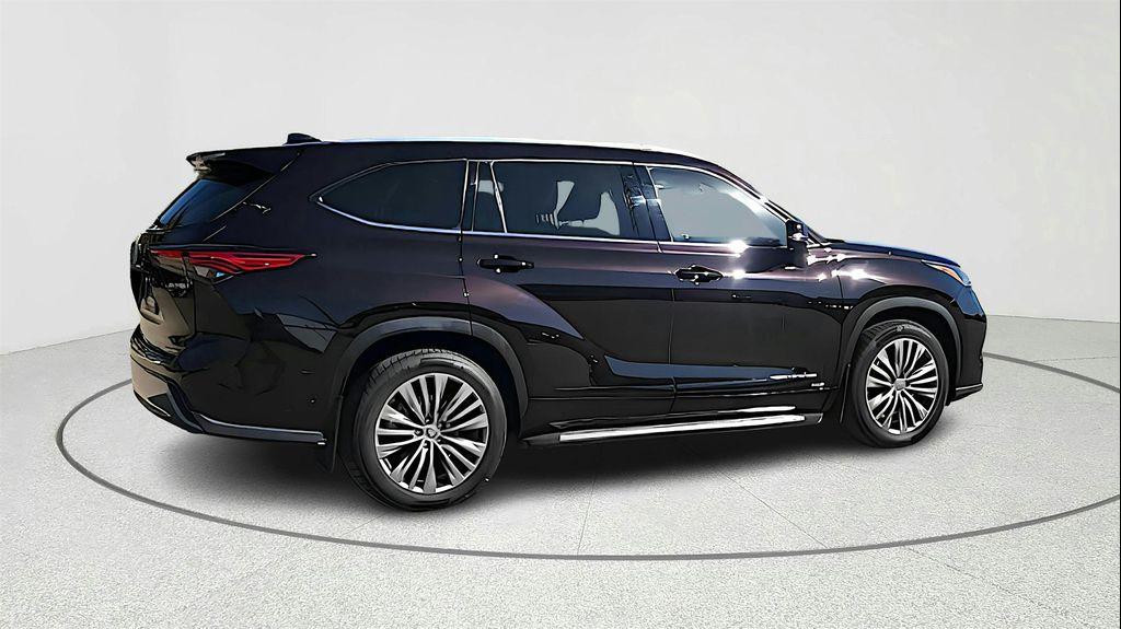 used 2022 Toyota Highlander Hybrid car, priced at $40,500