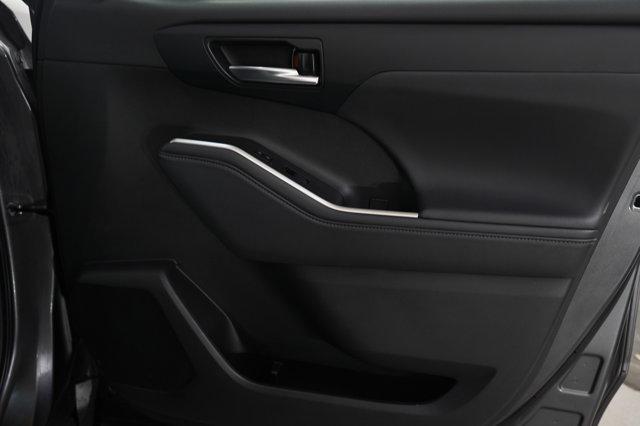 used 2022 Toyota Highlander car, priced at $39,299
