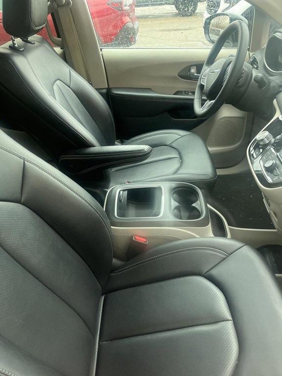 used 2024 Chrysler Pacifica car, priced at $27,727