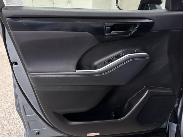 used 2022 Toyota Highlander car, priced at $31,497