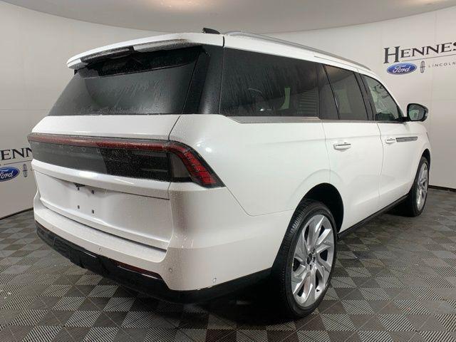 new 2025 Lincoln Navigator car, priced at $106,305