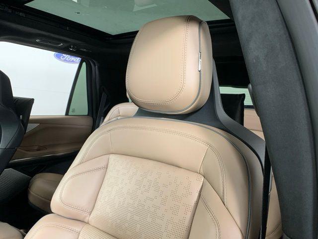 new 2025 Lincoln Navigator car, priced at $121,285