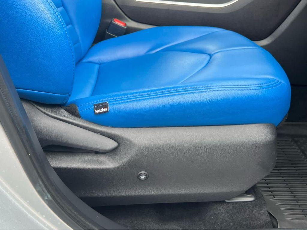 used 2022 Toyota Highlander Hybrid car, priced at $32,999