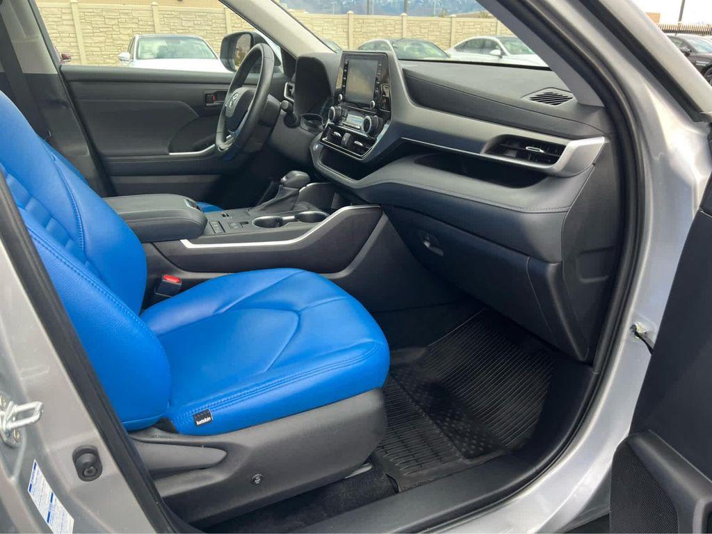 used 2022 Toyota Highlander Hybrid car, priced at $32,999