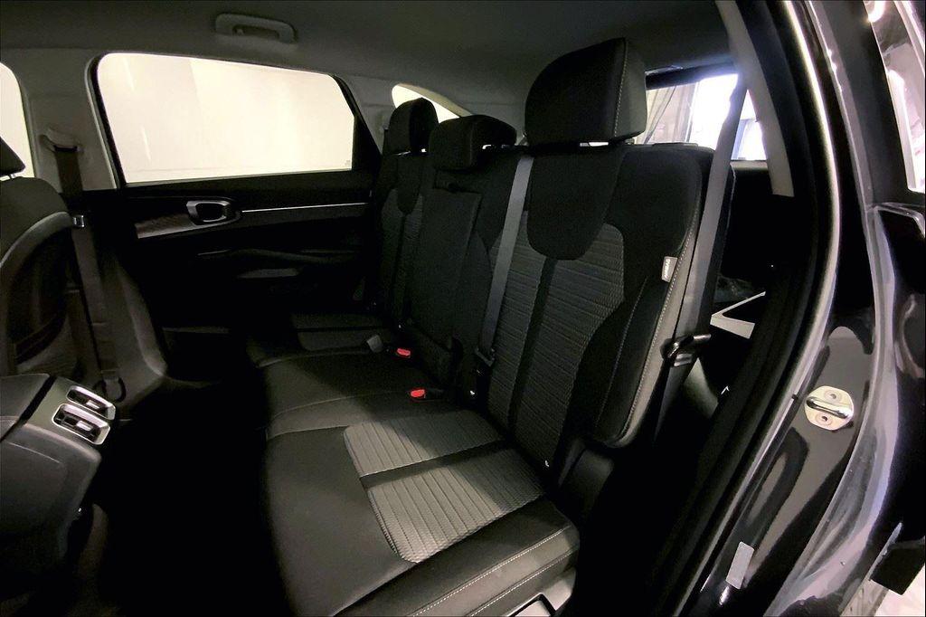 new 2025 Kia Sorento car, priced at $32,284
