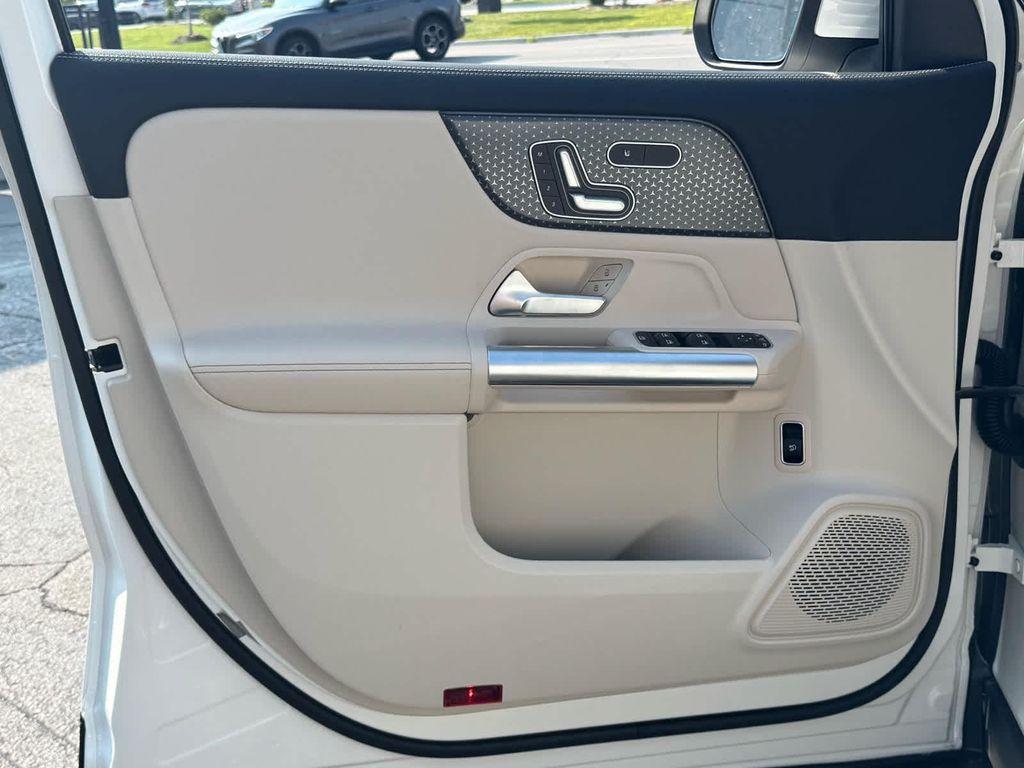 new 2025 Mercedes-Benz GLA 250 car, priced at $47,295