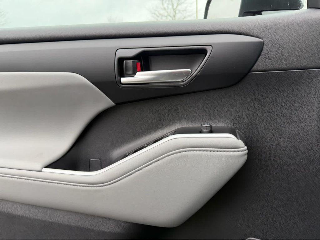 new 2026 Toyota Highlander Hybrid car, priced at $49,483
