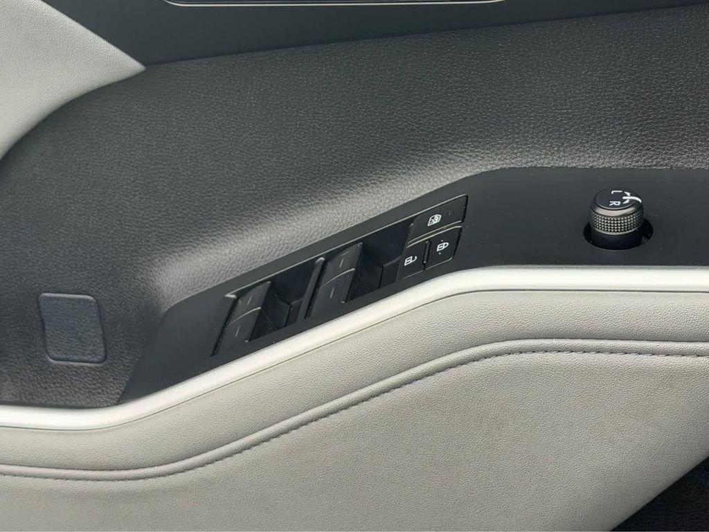 used 2024 Toyota Highlander car, priced at $42,995