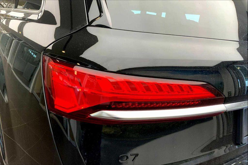 new 2025 Audi Q7 car, priced at $76,205