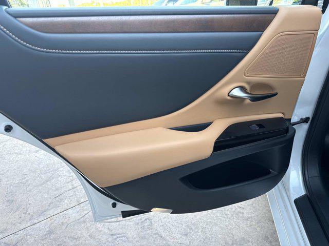 new 2025 Lexus ES 350 car, priced at $50,289