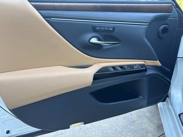 new 2025 Lexus ES 350 car, priced at $50,289