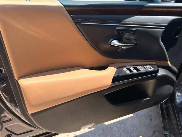 new 2025 Lexus ES 300h car, priced at $50,899
