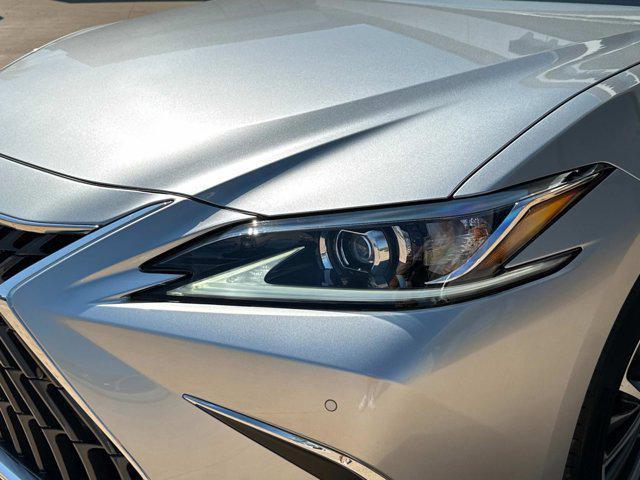 new 2025 Lexus ES 300h car, priced at $50,899