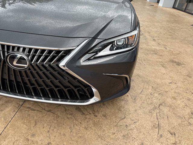 new 2025 Lexus ES 300h car, priced at $51,609