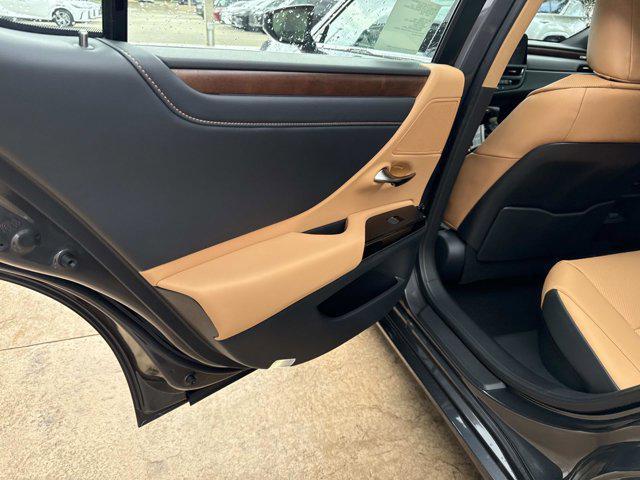 new 2025 Lexus ES 300h car, priced at $51,609