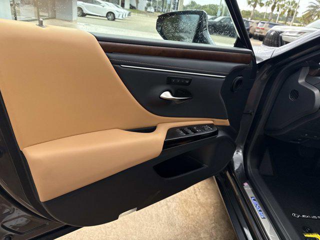new 2025 Lexus ES 300h car, priced at $51,609