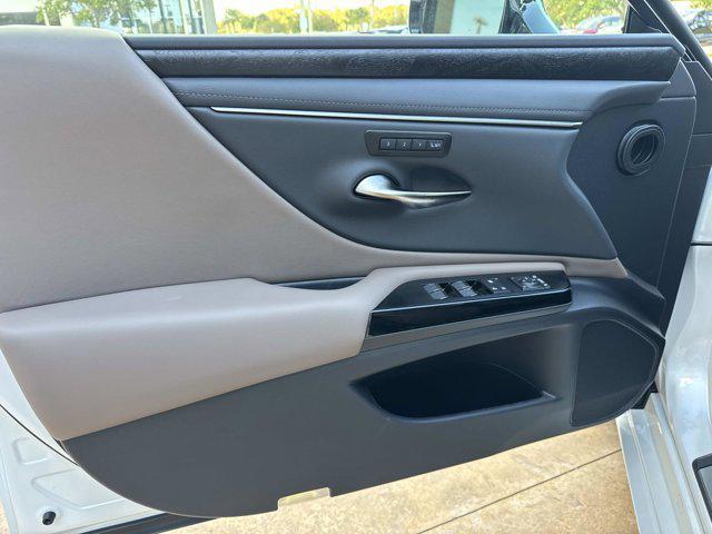 new 2025 Lexus ES 350 car, priced at $49,779