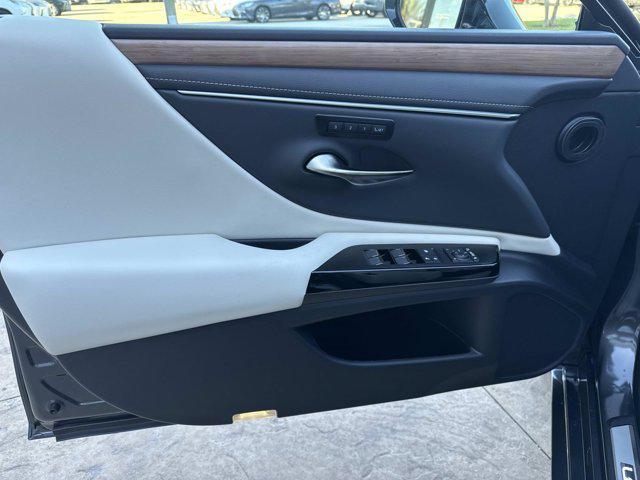new 2025 Lexus ES 350 car, priced at $50,289