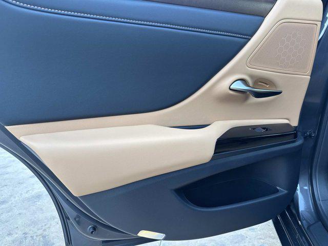 new 2025 Lexus ES 300h car, priced at $51,099