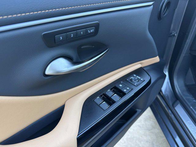 new 2025 Lexus ES 300h car, priced at $51,099