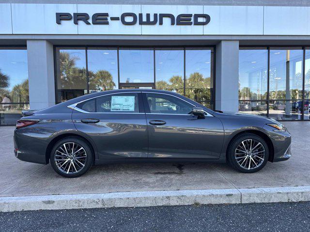 new 2025 Lexus ES 300h car, priced at $51,099