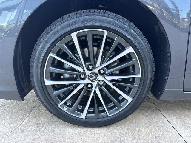 new 2025 Lexus ES 300h car, priced at $51,099
