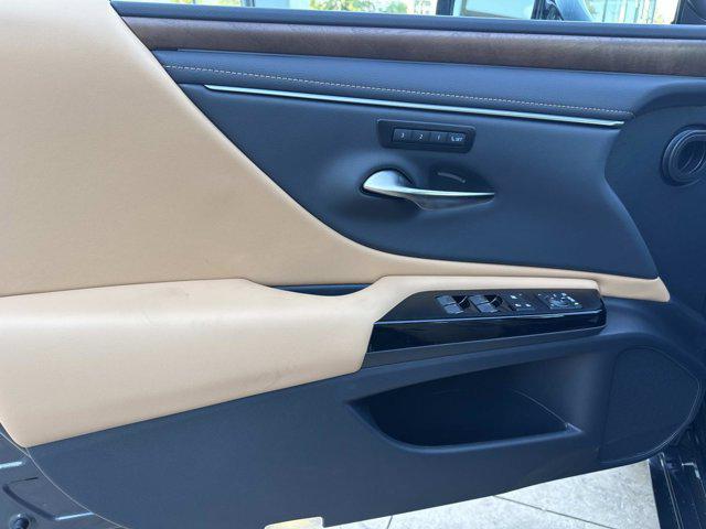 new 2025 Lexus ES 300h car, priced at $51,099