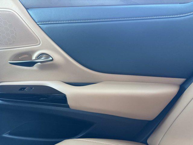 new 2025 Lexus ES 300h car, priced at $51,099