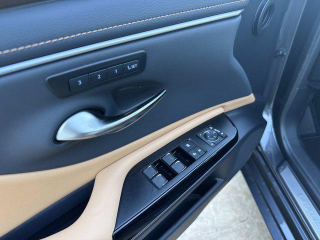 new 2025 Lexus ES 300h car, priced at $51,099
