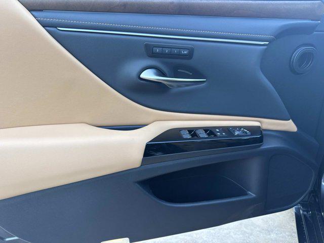 new 2025 Lexus ES 300h car, priced at $51,099