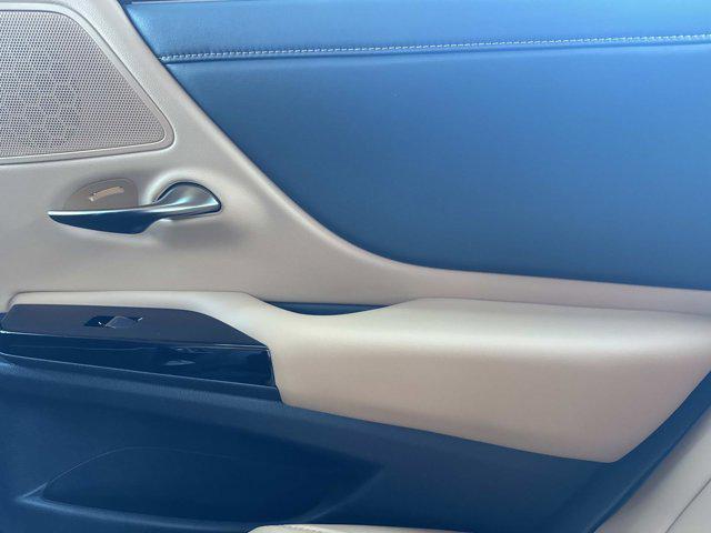 new 2025 Lexus ES 300h car, priced at $51,099