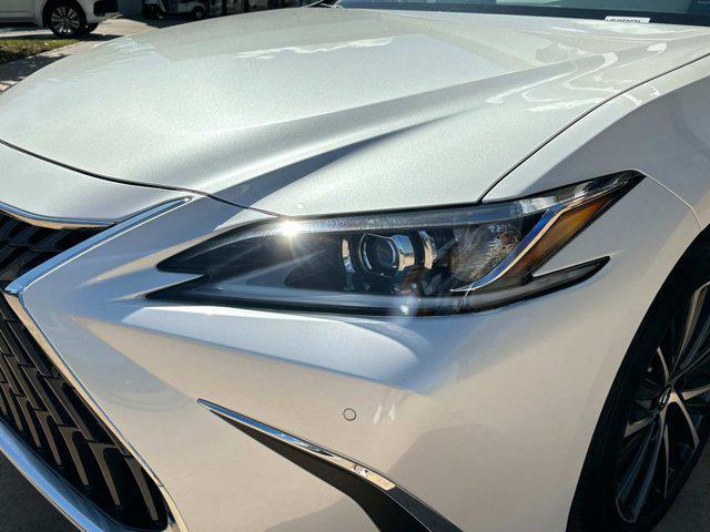 new 2025 Lexus ES 300h car, priced at $50,704