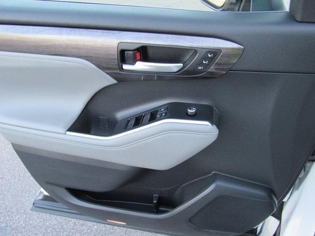used 2021 Toyota Highlander Hybrid car, priced at $40,000