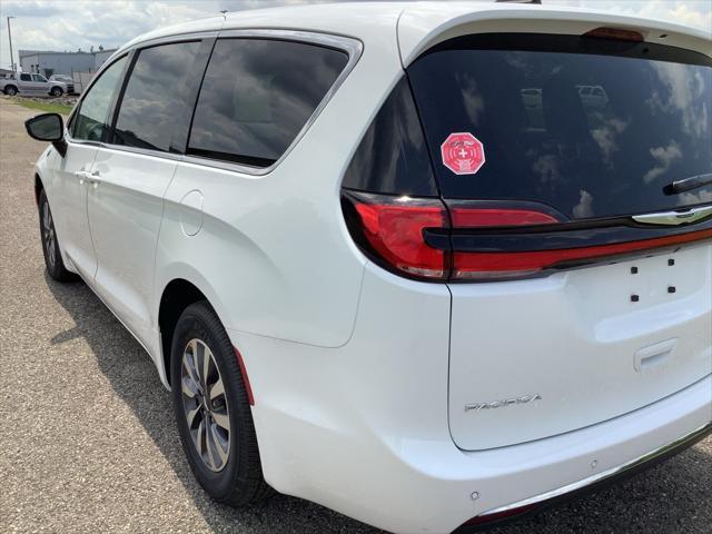 new 2024 Chrysler Pacifica Hybrid car, priced at $43,869